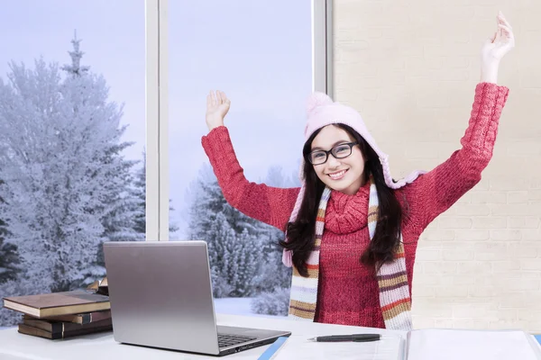 Fröhliches Schulmädchen mit Pullover und Laptop — Stockfoto