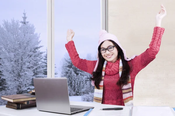 Alegre colegiala con suéter y portátil —  Fotos de Stock