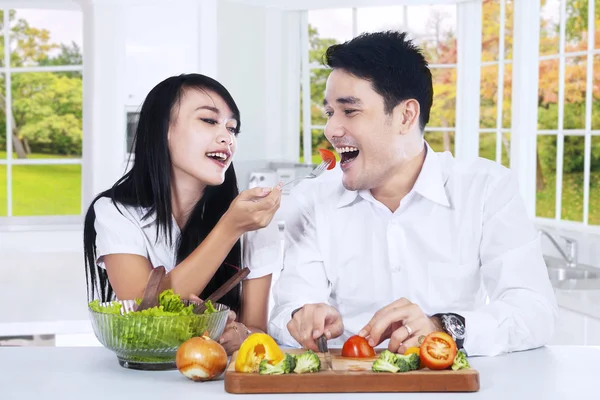 Paar isst gemeinsam Salat — Stockfoto