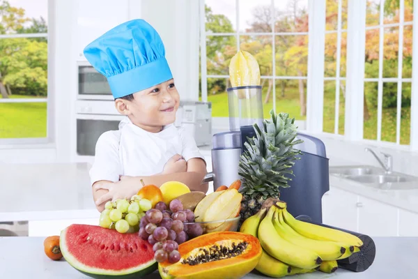 Söt pojke förbereder frukt juice — Stockfoto