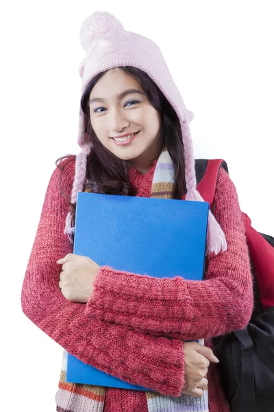 Kış giysileri ile şirin kız öğrenci — Stok fotoğraf