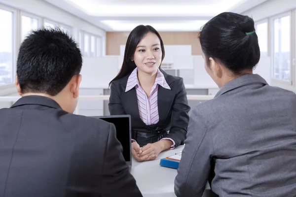 Solicitantes femeninas en una entrevista de trabajo en la oficina —  Fotos de Stock
