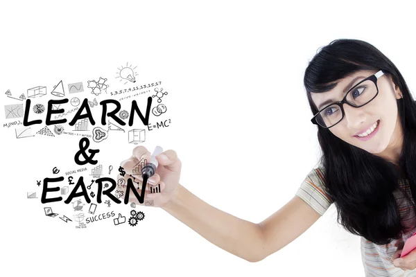 Estudante escreve texto de Learn and Earn — Fotografia de Stock