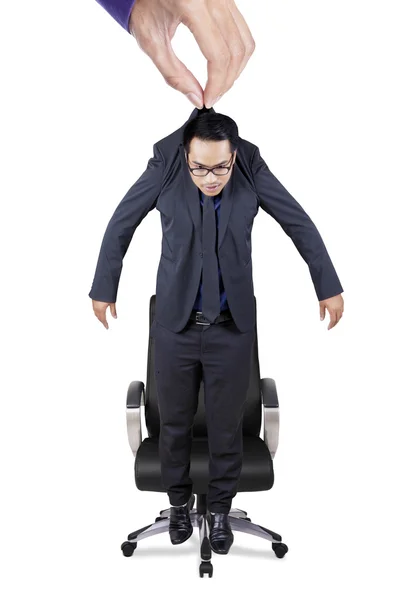 Ręka stawia pracownika na krzesło — Zdjęcie stockowe