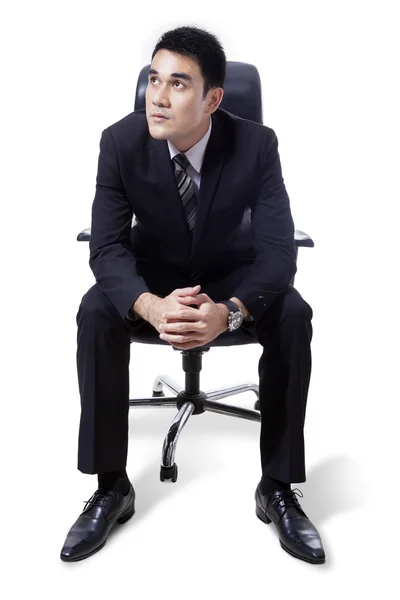 Bonito homem de negócios sentado na cadeira — Fotografia de Stock