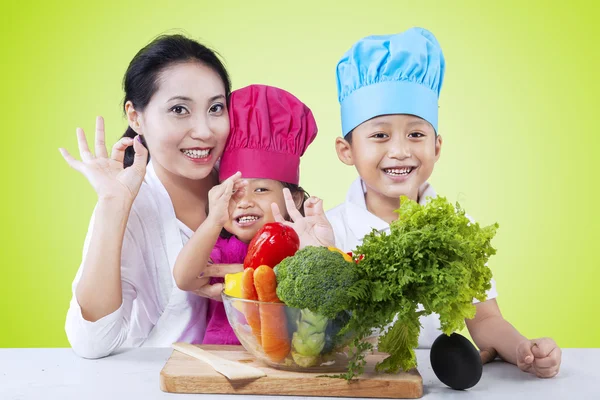 Família feliz preparando comida saudável — Fotografia de Stock