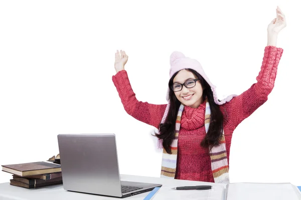 Estudante feliz com laptop e suéter — Fotografia de Stock