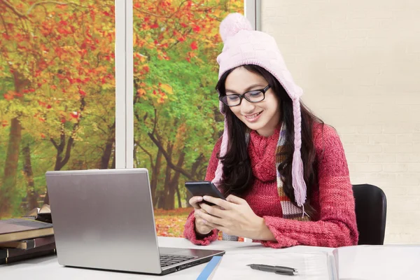 Leerling met trui met smartphone — Stockfoto