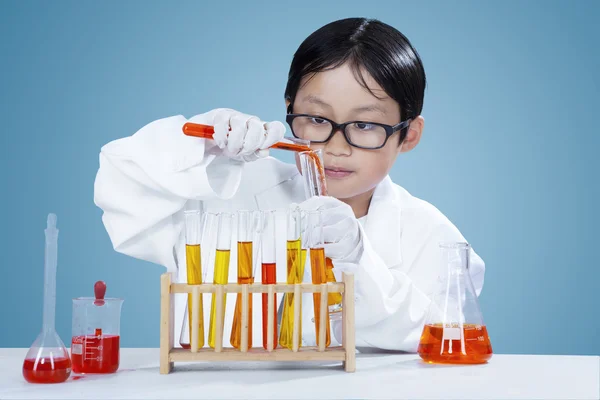 Weinig scheikundige maakt onderzoek in het lab — Stockfoto