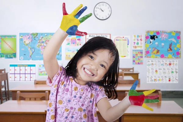 Niña con las manos en la pintura — Foto de Stock