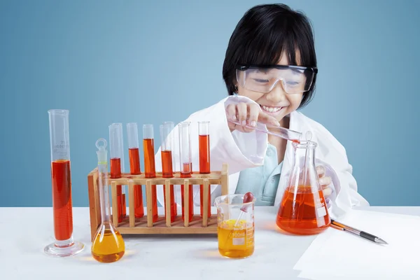 Kleines Schulmädchen macht chemische Tests — Stockfoto