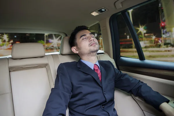 Работник мужского пола спит в машине — стоковое фото