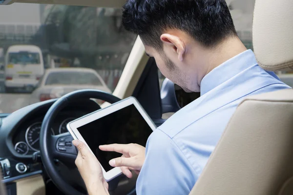 Mannen använder Tablet PC i bilen — Stockfoto
