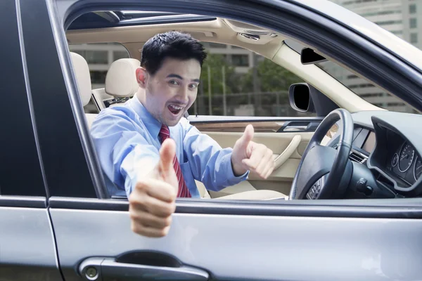 Homem com sinal OK dentro do carro — Fotografia de Stock