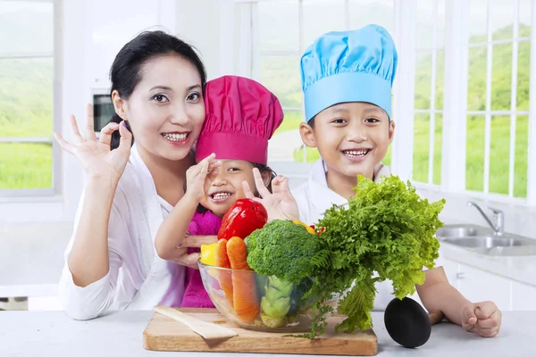 Moeder en kinderen voorbereiden van groenten — Stockfoto