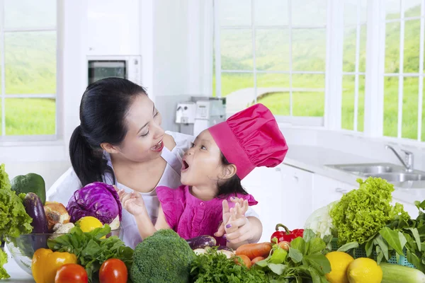 Mutter und Tochter kochen zusammen — Stockfoto