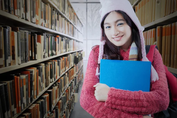 Bella adolescente studente in piedi in biblioteca — Foto Stock