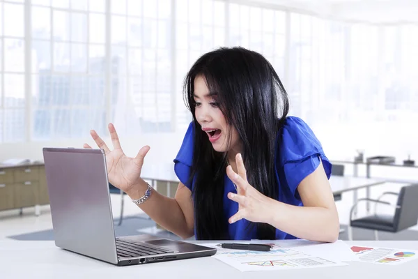 Shocked female worker in the office — Stock Photo, Image