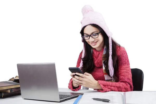 Студент з светром за допомогою мобільного телефону — стокове фото