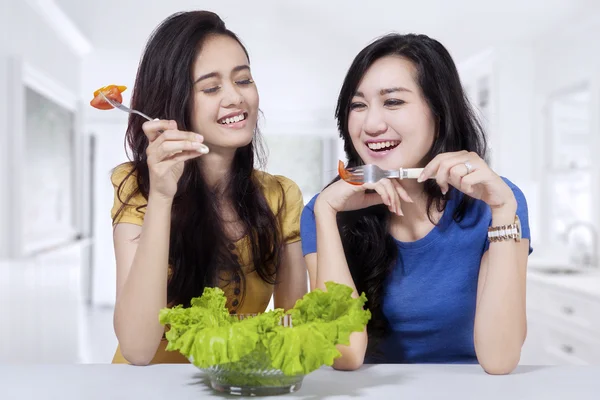 Zwei Frauen essen einen Salat — Stockfoto