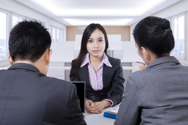 Mulher em entrevista de emprego no escritório — Fotografia de Stock