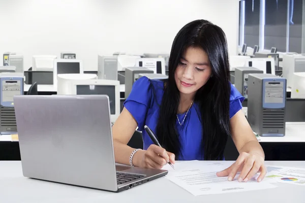 Mulher escrevendo no documento no escritório — Fotografia de Stock