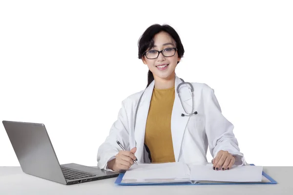 Ung kvinnlig läkare ler mot kameran — Stockfoto