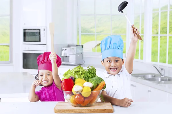 Enfants joyeux avec des légumes Photo De Stock