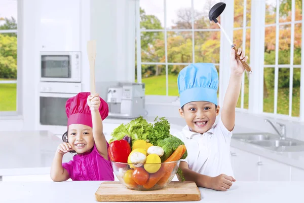 Alegre lindos niños listos para cocinar Imagen de archivo