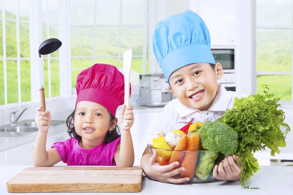 Lindos niños preparando superalimentos Fotos de stock