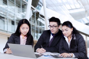 Planı tartışmaya meşgul iş ortakları