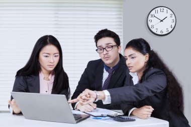 Meşgul girişimciler ofiste Toplantı