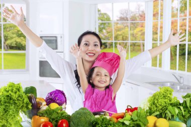 Çocuk ve anne mutfakta sebze ile