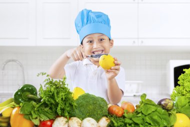 Çocuk kesme limon mutfak