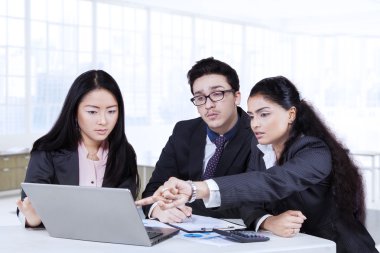 Çalışanların iş planı Office tartışıyor