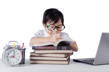 Kitap defter ile kız yazar