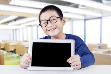 Boş tablet ekran ile mutlu okul çocuğu