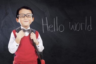 Hello World metnini ile erkek öğrenci