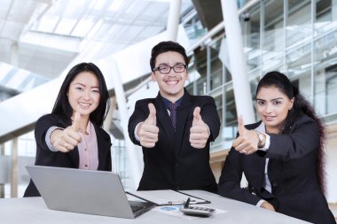 Başparmak yukarıya ile çok ırklı çalışanları