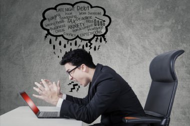 Laptop bağırarak stresli iş adamı