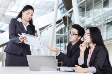 Kadın onun ortakları ile görüşmek üzere tablet kullanır