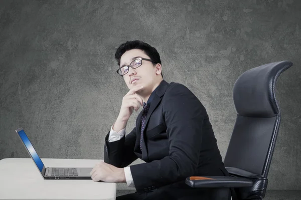 Hombre de negocios árabe con portátil en la mesa —  Fotos de Stock