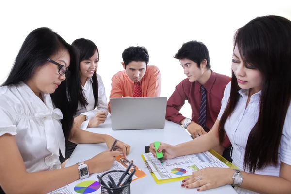 Asiatische Geschäftspartner diskutieren gemeinsam — Stockfoto