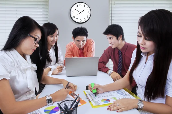 Aziatische business team werken in office — Stockfoto