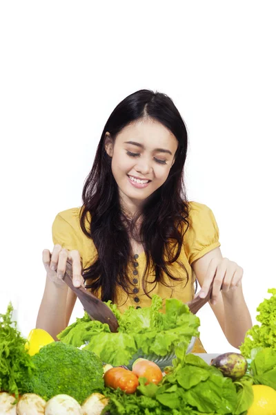 Chica atractiva mezclando la ensalada de verduras — Foto de Stock