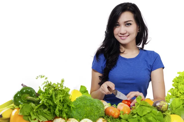 Hermosa joven mujer preparando verduras — Foto de Stock