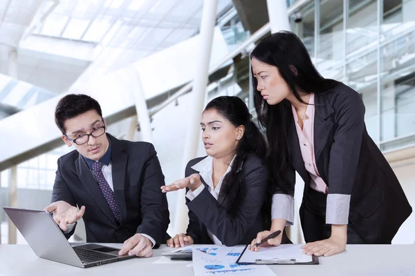 Business partners discussing ideas and strategy — Stock Photo, Image