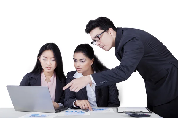 Empresarios haciendo estrategia financiera — Foto de Stock