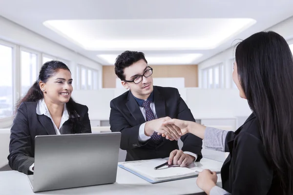 Zakenman schudden handen met zijn partner — Stockfoto