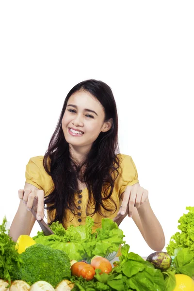 Menina alegre fazendo salada de legumes — Fotografia de Stock